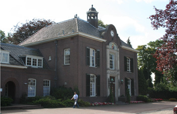 Voorkant van het gemeentehuis